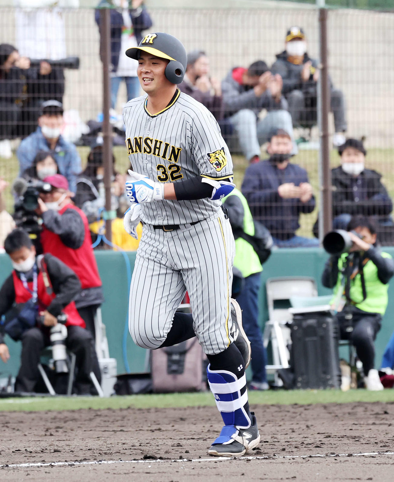 楽天対阪神　7回表阪神1死二、三塁、井上は左越え3点本塁打を放ち笑顔を見せる（撮影・鈴木正人）