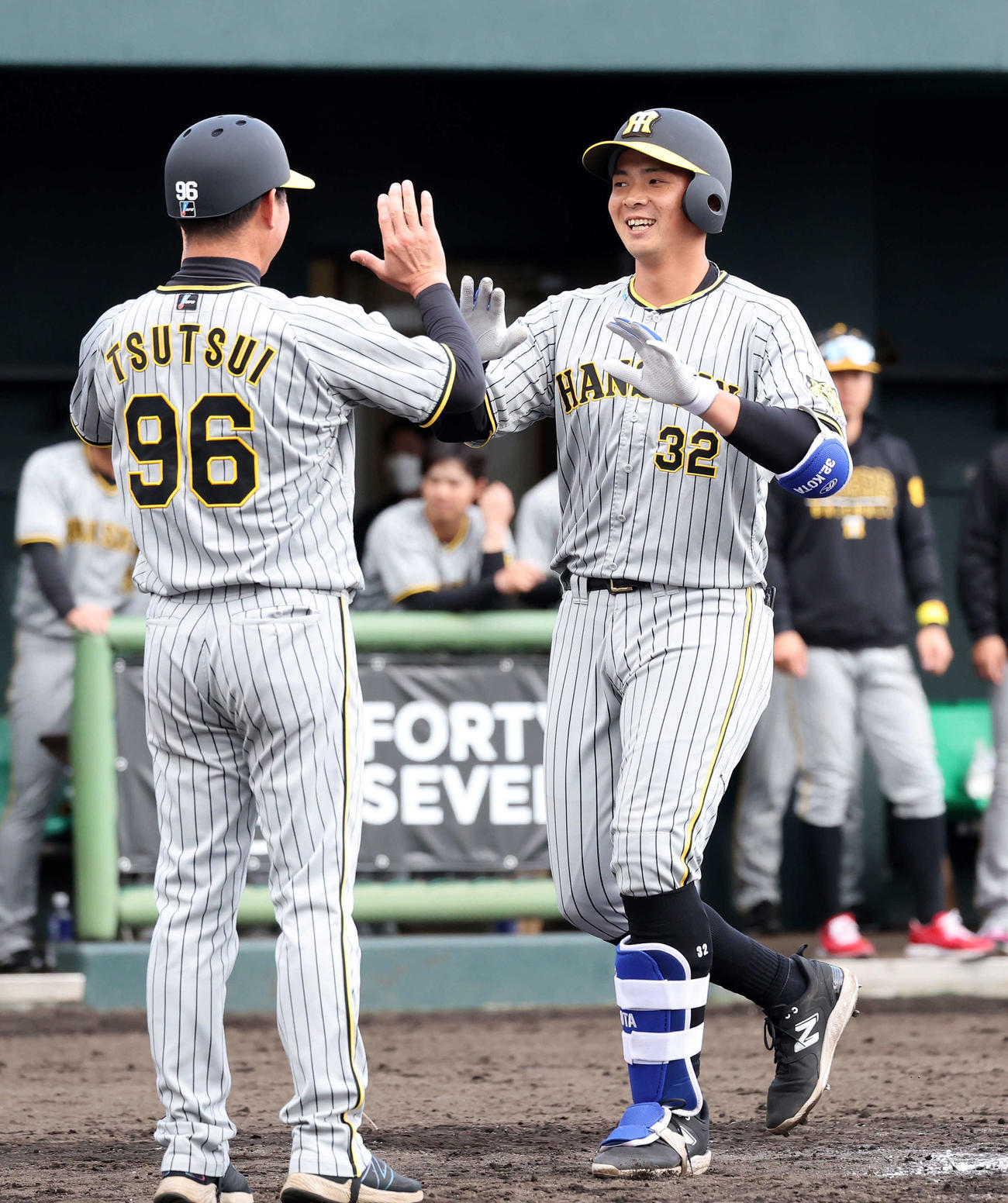 楽天対阪神　7回表阪神1死二、三塁、井上（右）は左越え3点本塁打を放ち筒井コーチとタッチ（撮影・鈴木正人）