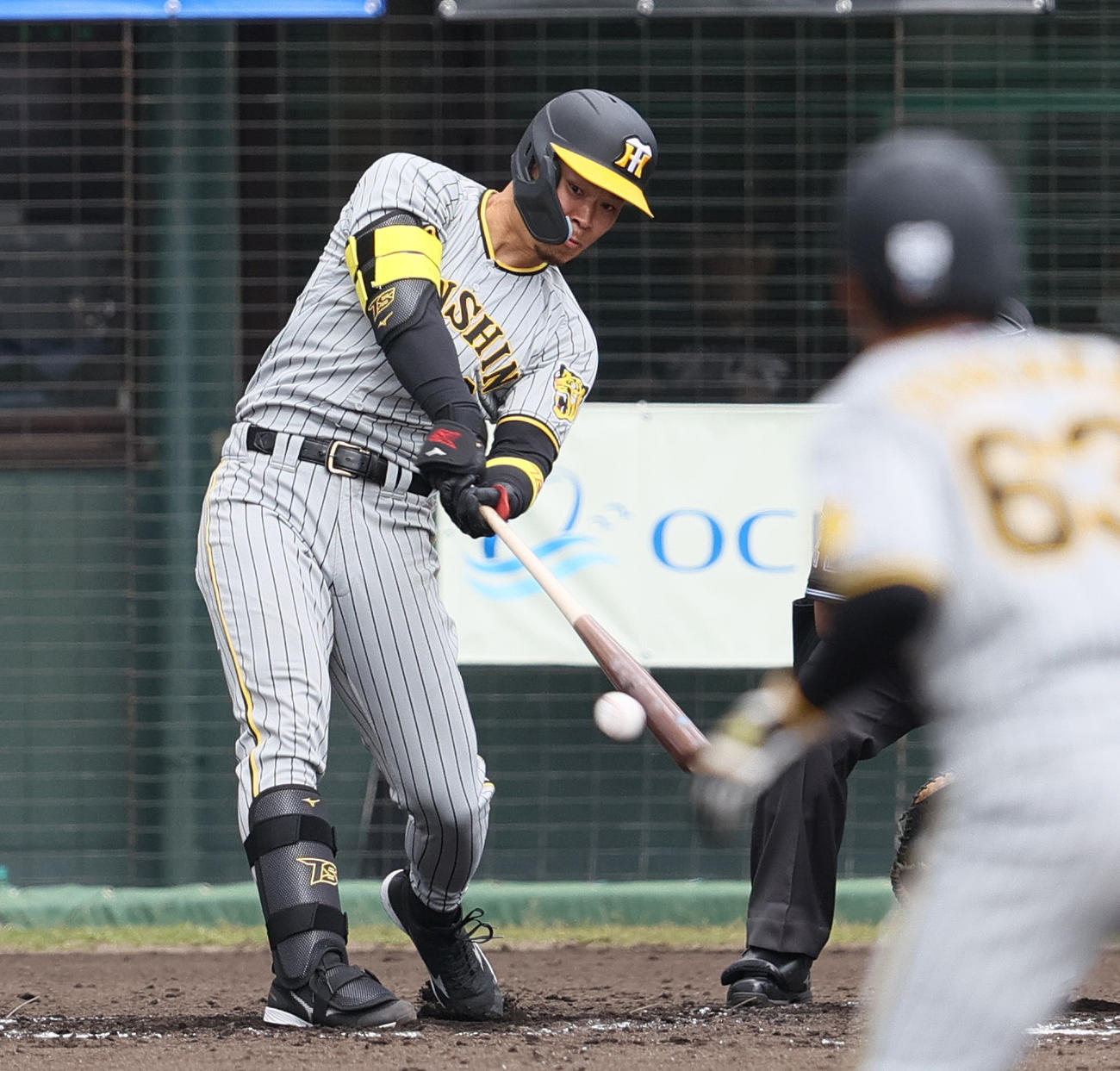 楽天対阪神　3回表阪神1死満塁、佐藤輝は右適時二塁打を放つ（撮影・上山淳一）
