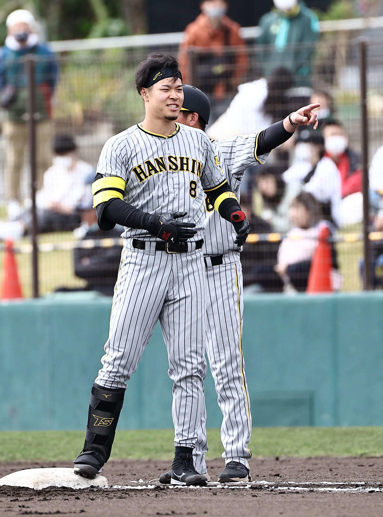 楽天対阪神　2回表阪神2死二、三塁、中前に適時打を放った佐藤輝は笑顔を見せる（撮影・上田博志）