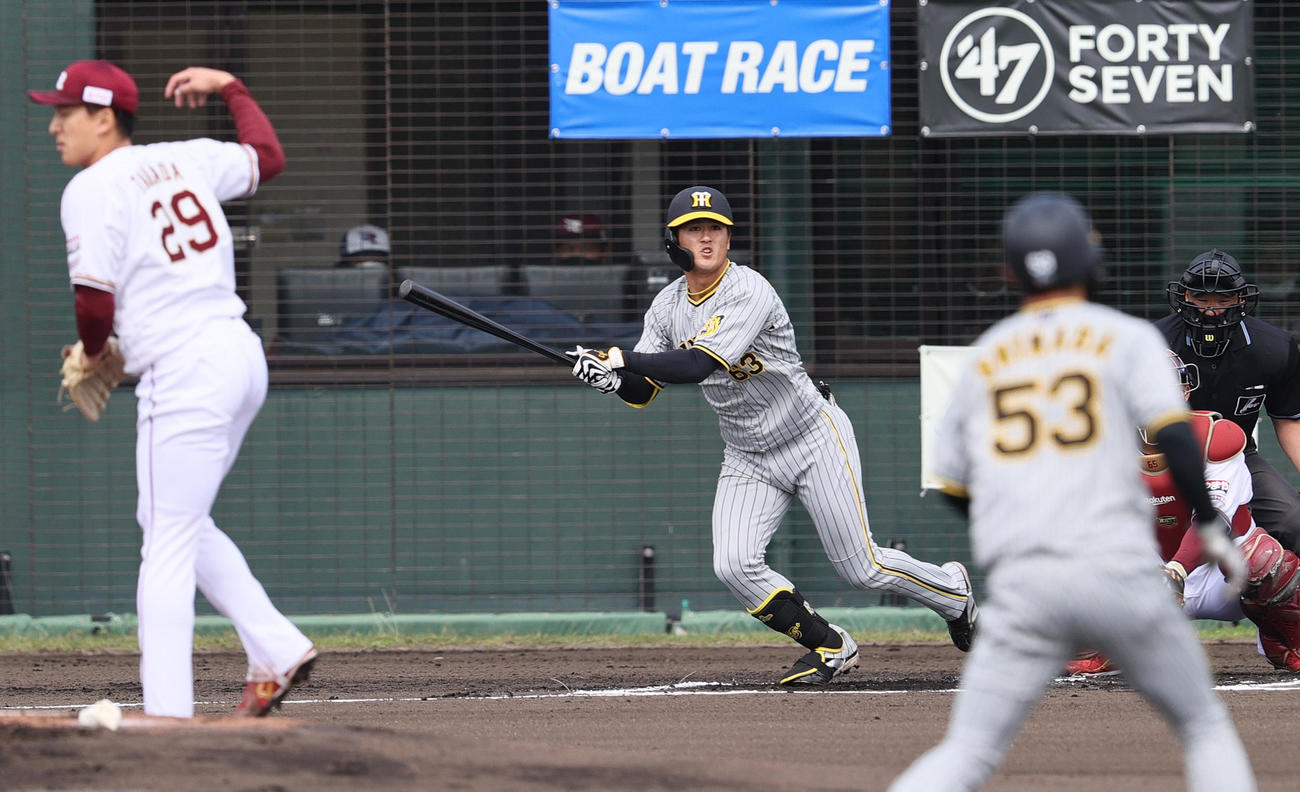 楽天対阪神　1回表阪神無死一、二塁、板山は先制の左中間に適時二塁打を放つ（撮影・上山淳一）