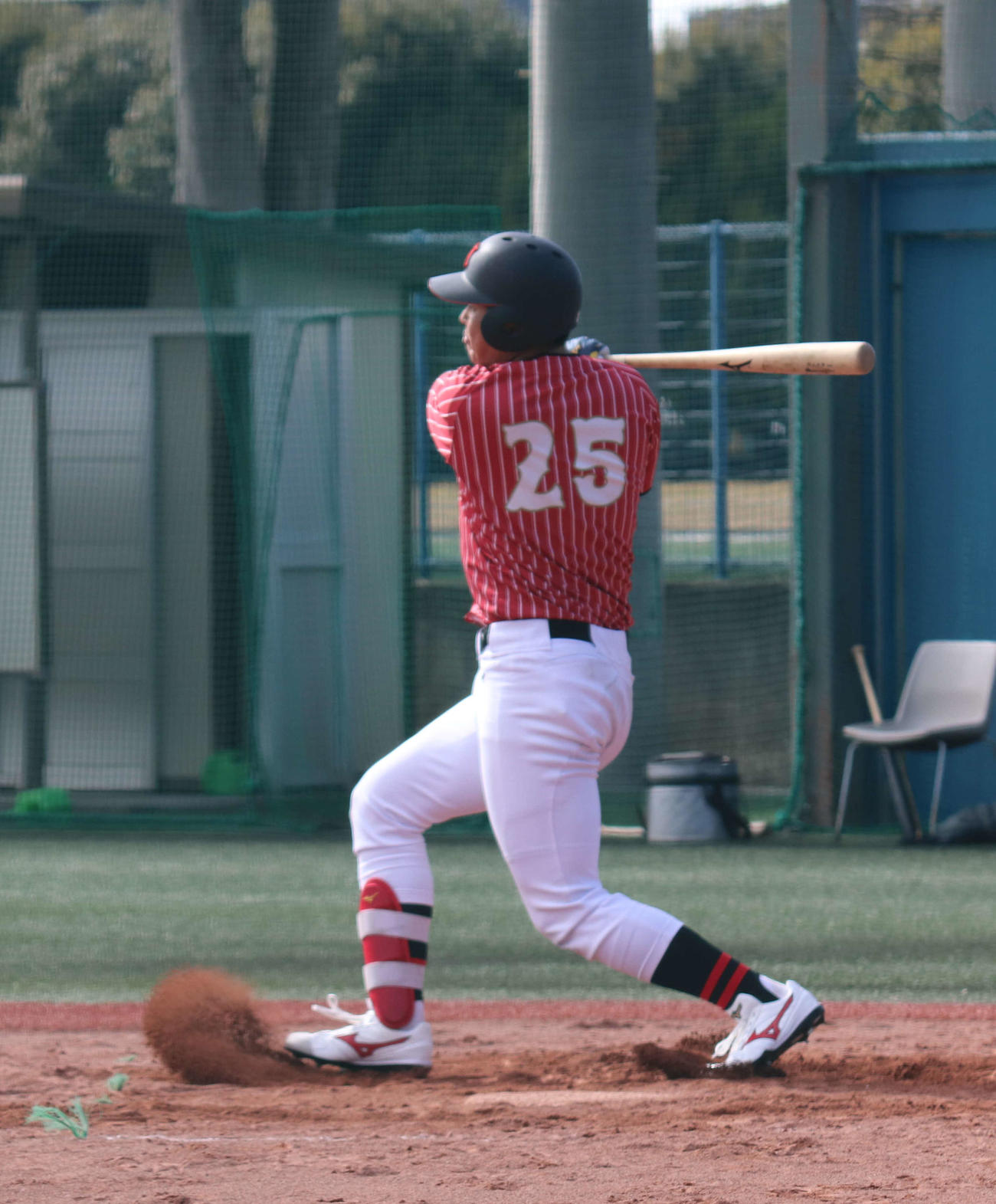 大学野球オープン戦　JR東日本対日大　9回2死、代打で登場した九州学院の村上は空振り三振（撮影・星夏穂）