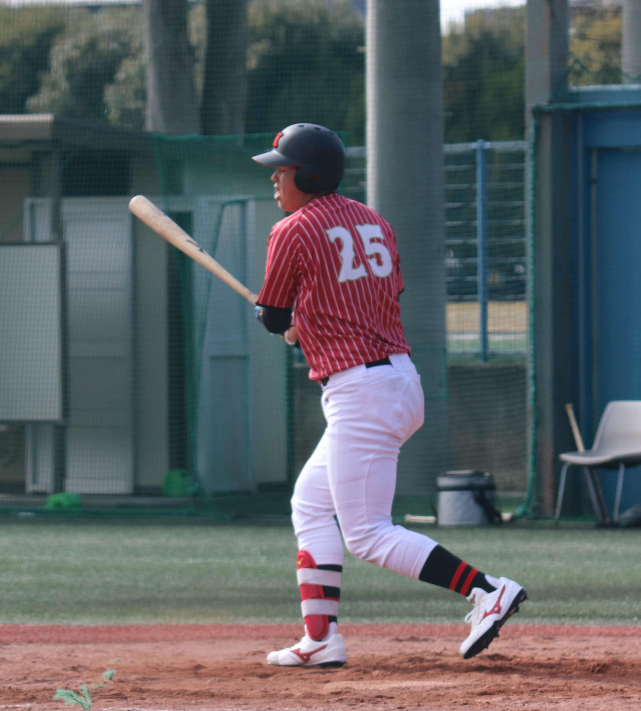 大学野球オープン戦　JR東日本対日大　9回2死、代打で登場した九州学院の村上は空振り三振（撮影・星夏穂）