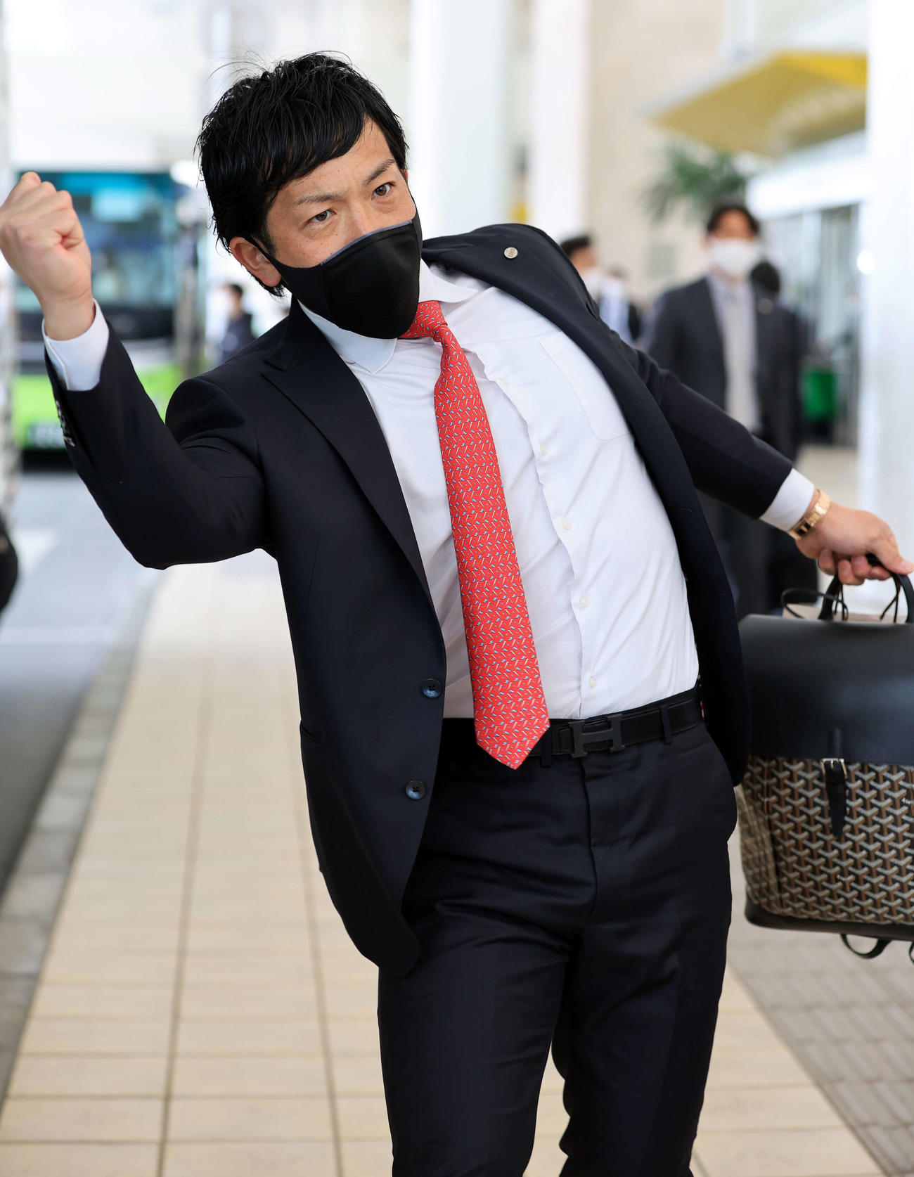 沖縄入りした巨人松田は熱男ポーズ（撮影・浅見桂子）