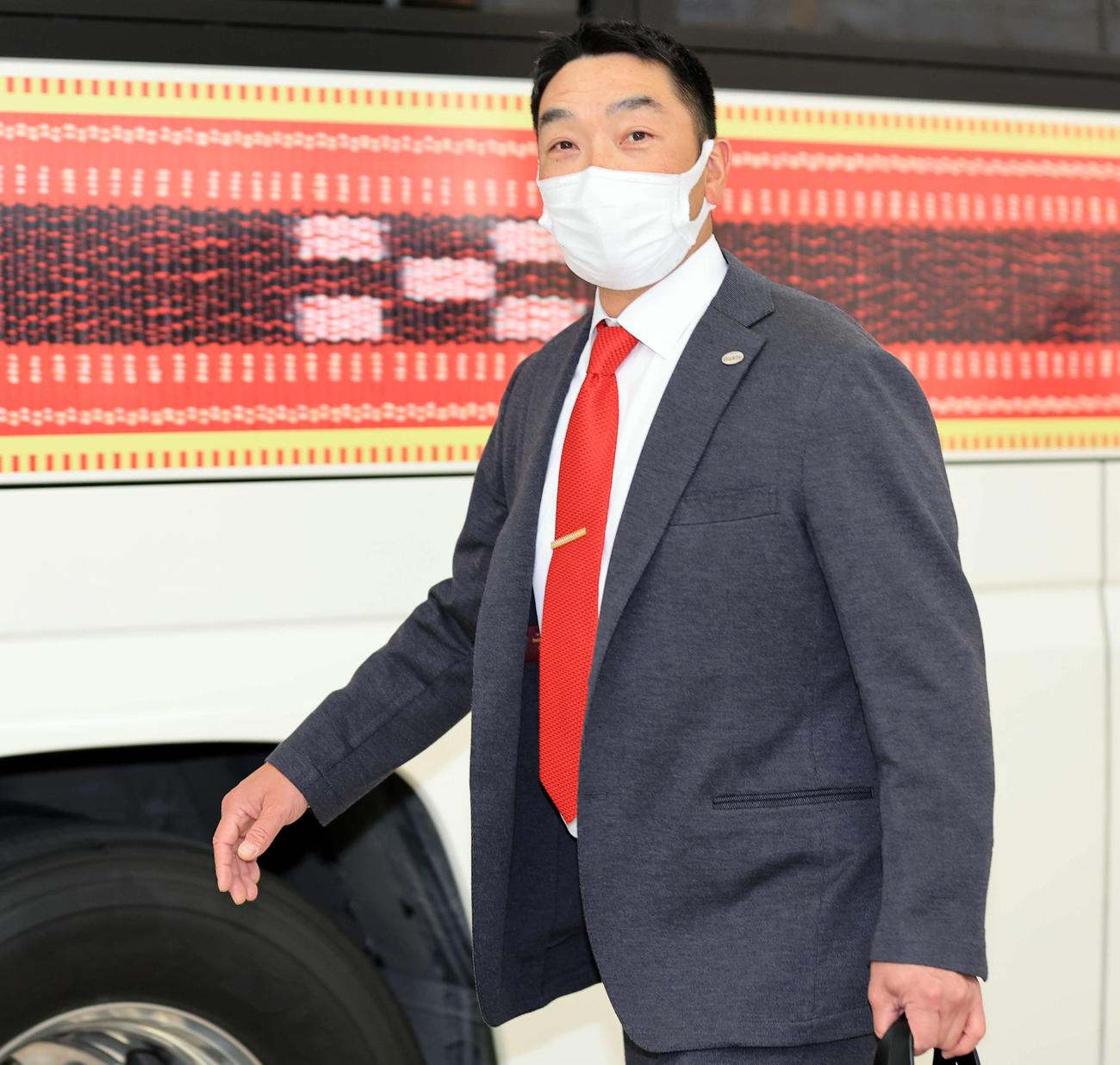 沖縄入りした巨人阿部ヘッド兼バッテリーコーチ（撮影・浅見桂子）
