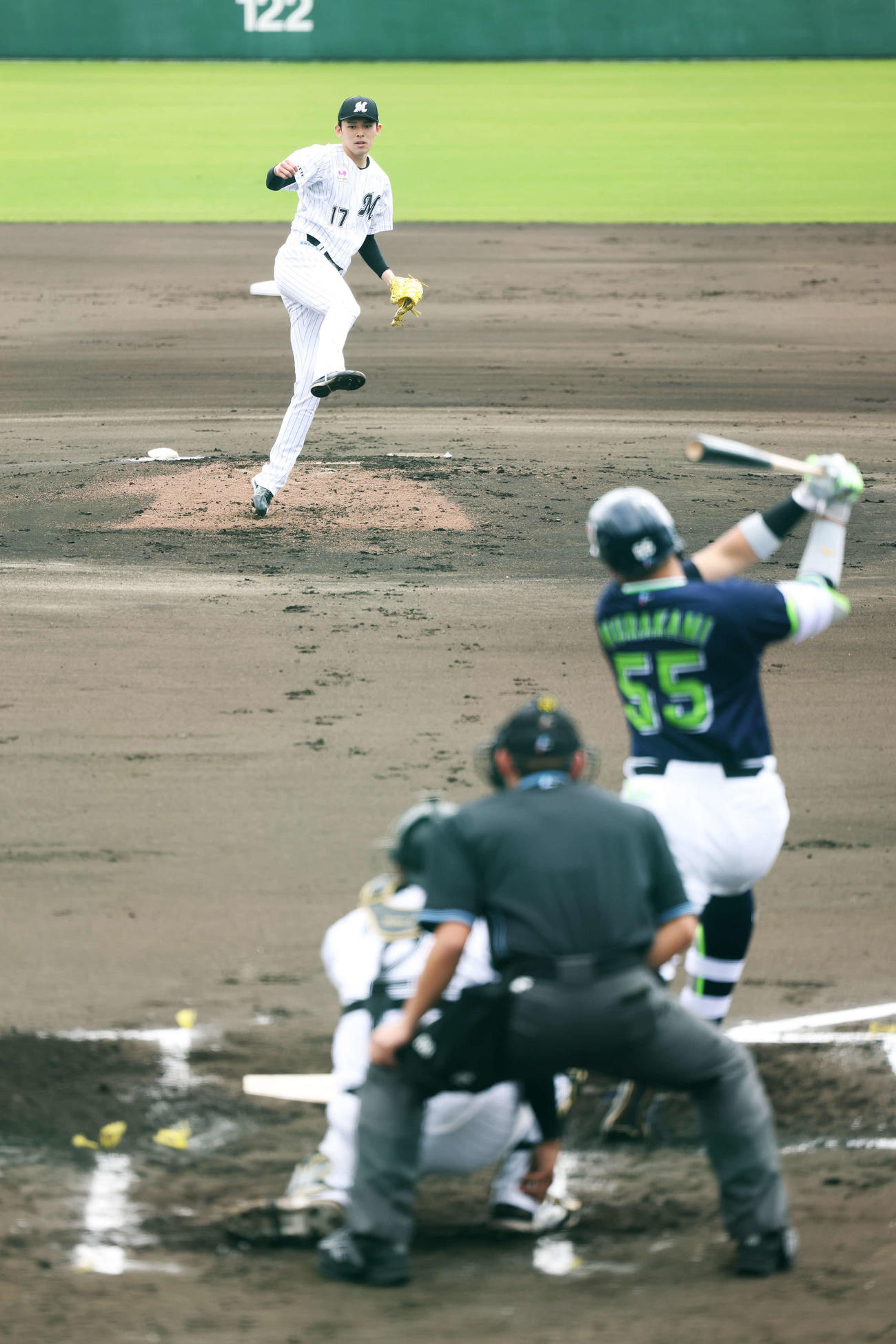 ロッテ対ヤクルト　2回表ヤクルト無死、村上（手前）を三振に抑える佐々木朗（撮影・河田真司）
