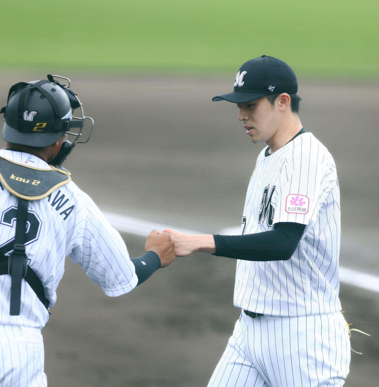 ロッテ対ヤクルト　2回表を抑え、松川（左）とグータッチを交わすロッテ佐々木朗（撮影・河田真司）
