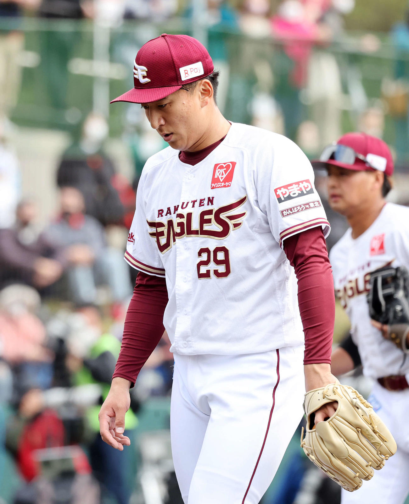 楽天対阪神　2回を投げ終え、険しい表情でベンチに引き揚げる楽天高田孝（撮影・鈴木正人）