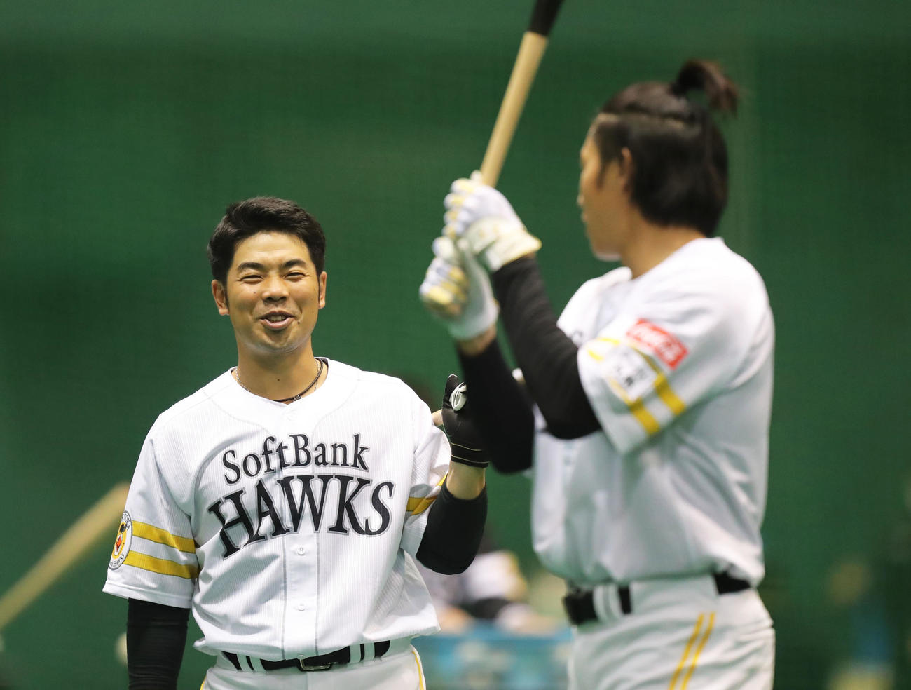 7日、打撃練習中に柳田（右）と談笑する近藤