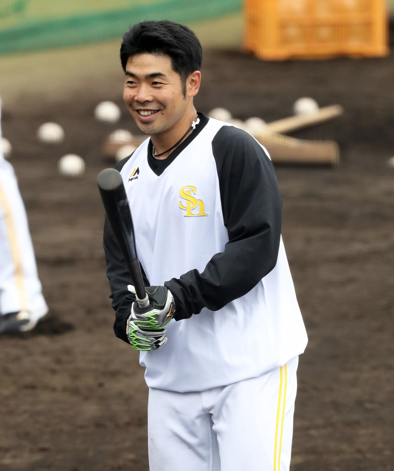9日、ティー打撃中に笑顔を見せる近藤