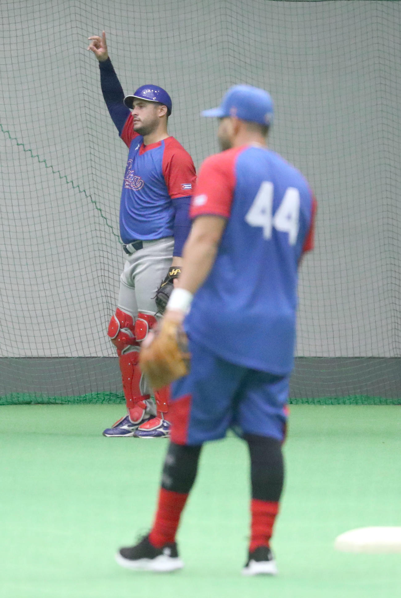 室内練習場で体を動かす日本ハム・A・マルティネス（撮影・佐藤翔太）