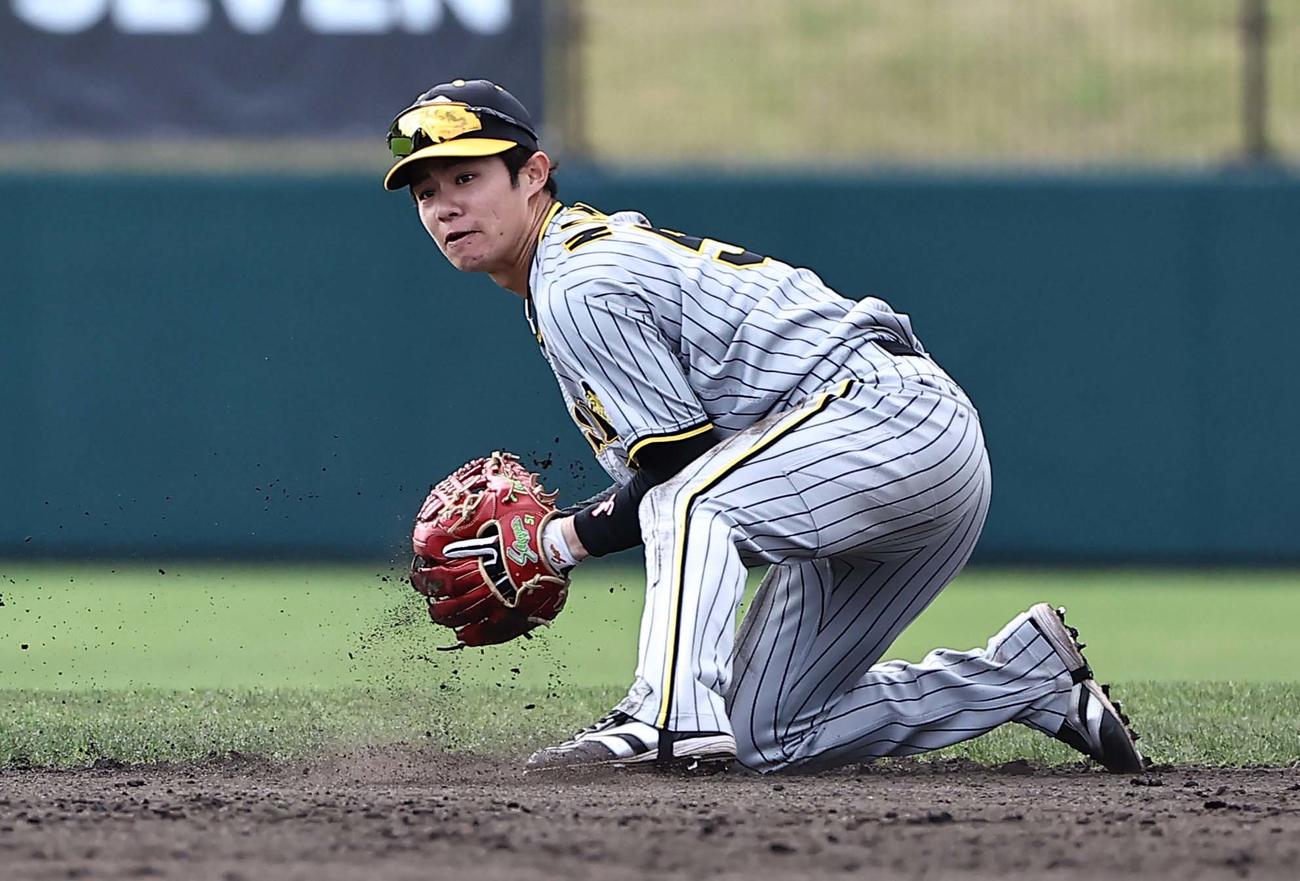 楽天対阪神　4回裏楽天2死一、二塁、中野は安田の打球を好捕し、一走太田を二塁で封殺する（撮影・上田博志）