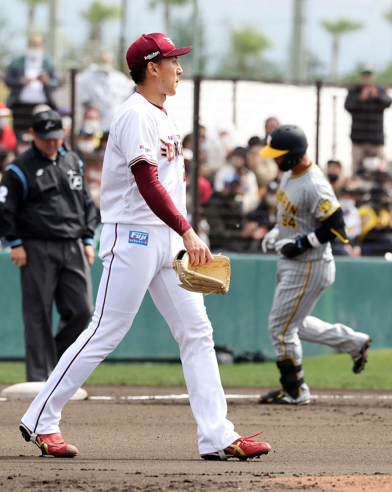 楽天対阪神　1回表阪神1死二塁、原口（右）に中越え2点本塁打を放たれ険しい表情を見せる楽天高田孝（撮影・鈴木正人）