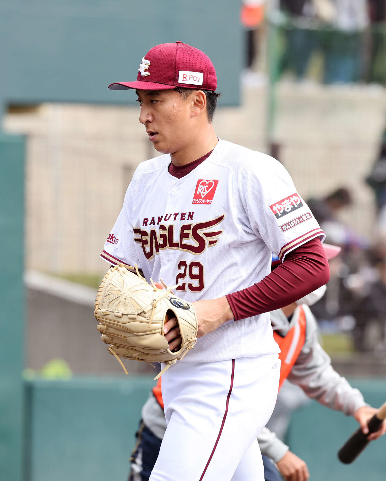 楽天対阪神　2回を投げ終え、険しい表情でベンチに引き揚げる楽天高田孝（撮影・鈴木正人）