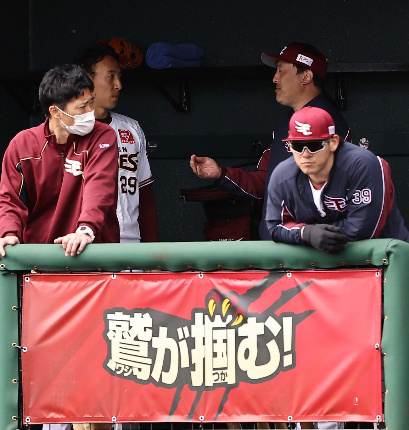楽天対阪神　マウンドを下りた高田（左から2人目）に声を掛ける石井監督（撮影・上田博志）