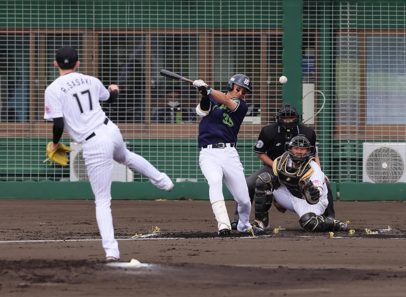ロッテ対ヤクルト　2回表ヤクルト1死二塁、宮本を遊ゴロに仕留める佐々木朗（撮影・足立雅史）