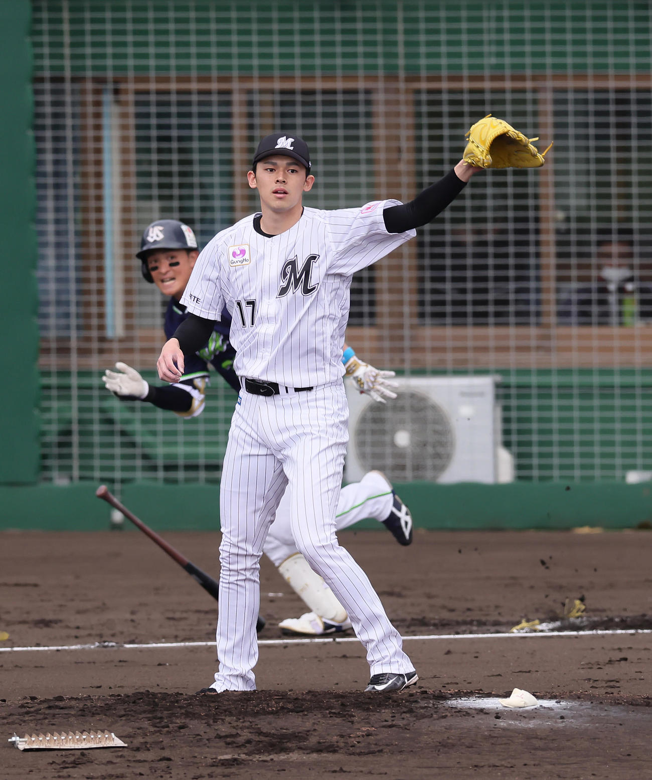 ロッテ対ヤクルト　2回表ヤクルト1死二塁、宮本（後方）を遊ゴロに仕留める佐々木朗（撮影・足立雅史）