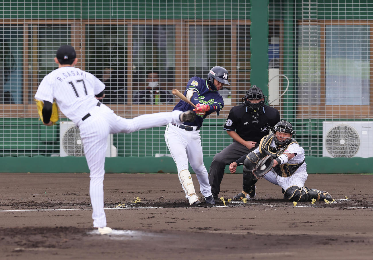 ロッテ対ヤクルト　2回表ヤクルト2死三塁、奥村を空振り三振に仕留めた佐々木朗（撮影・足立雅史）