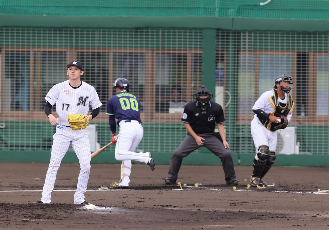 ロッテ対ヤクルト　2回表ヤクルト2死三塁、奥村を空振り三振に仕留めた佐々木朗（撮影・足立雅史）