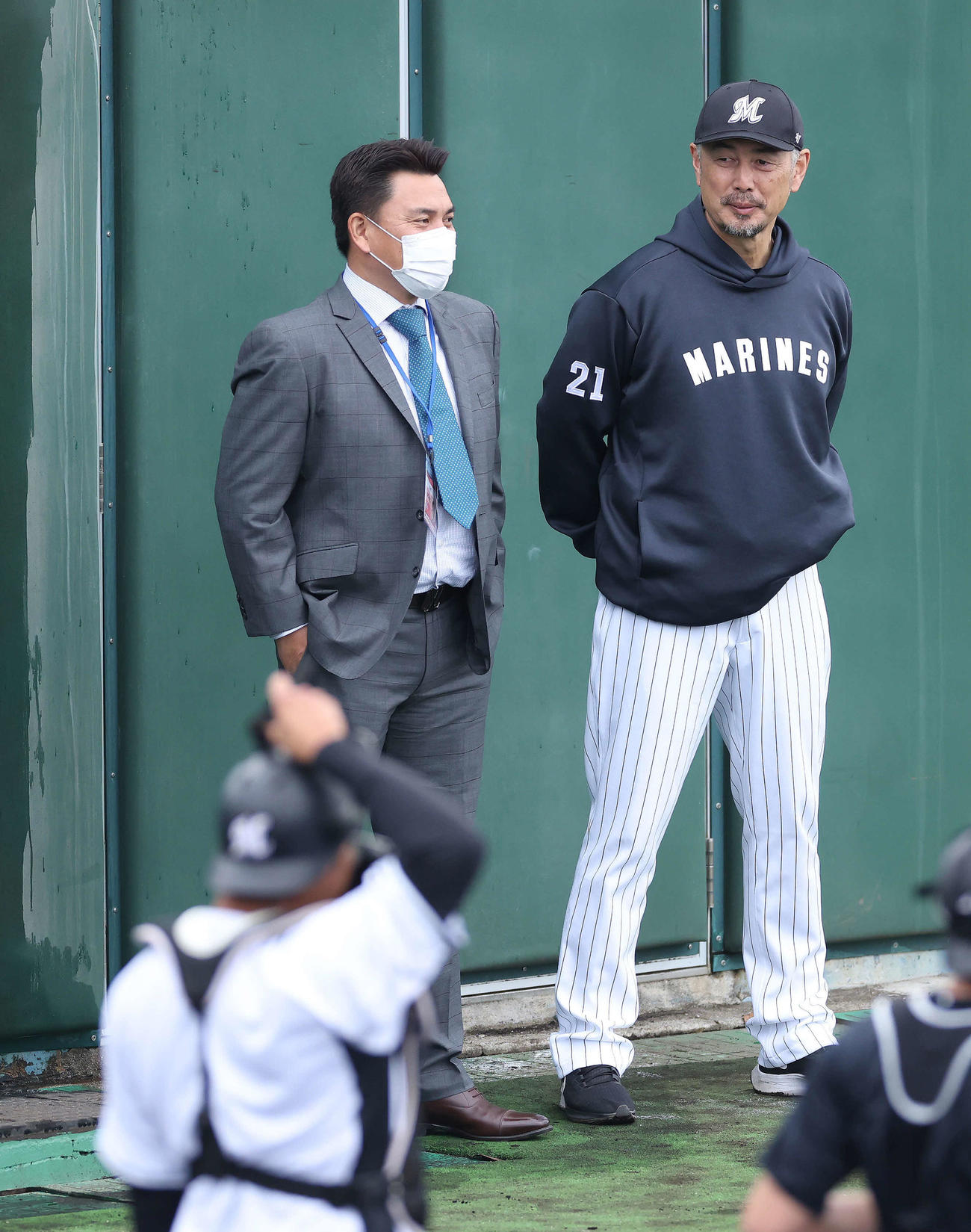言葉を交わす井口氏（左）とロッテ吉井監督（撮影・河田真司）