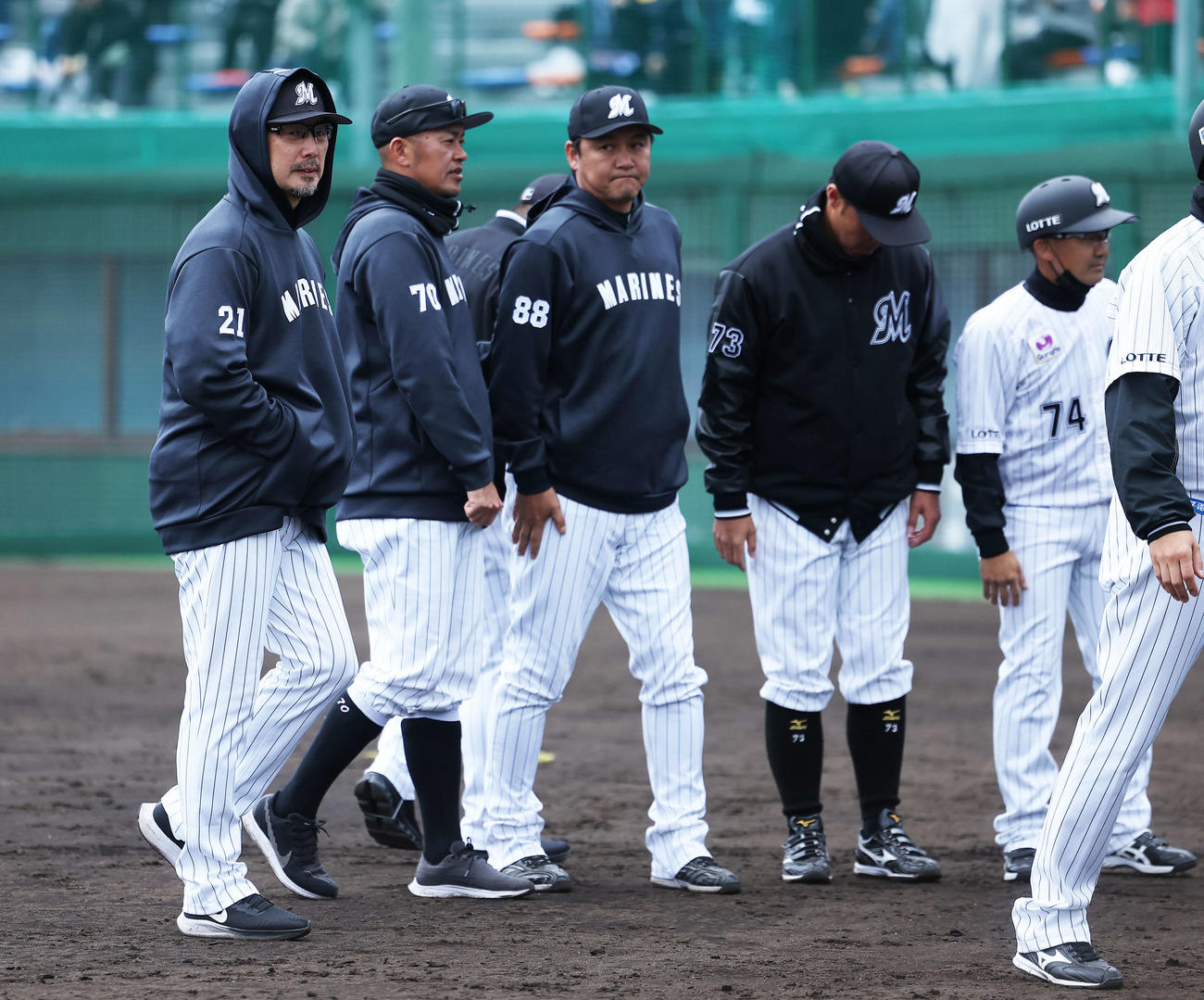 ロッテ対ヤクルト　ヤクルトに勝利し引き揚げるロッテ吉井監督（左）（撮影・河田真司）