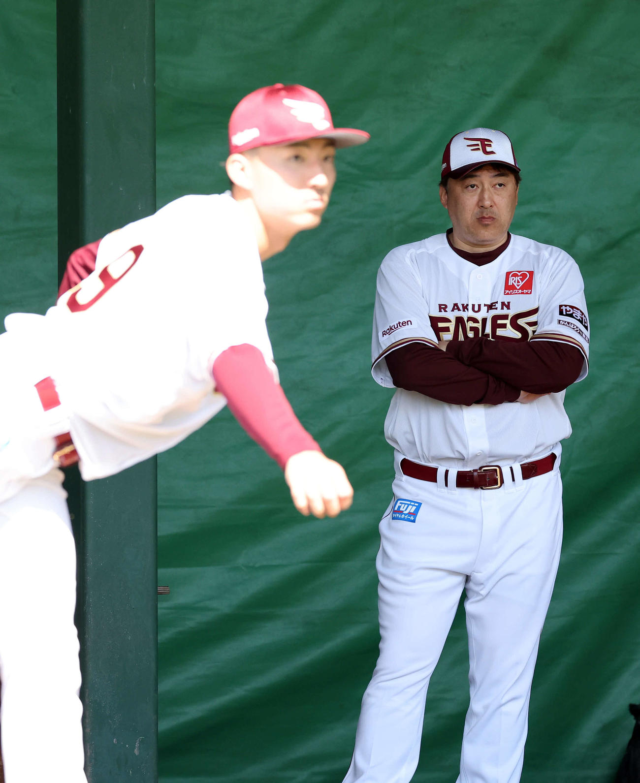 楽天荘司（左）の投球練習を見る石井監督（2023年2月1日撮影）