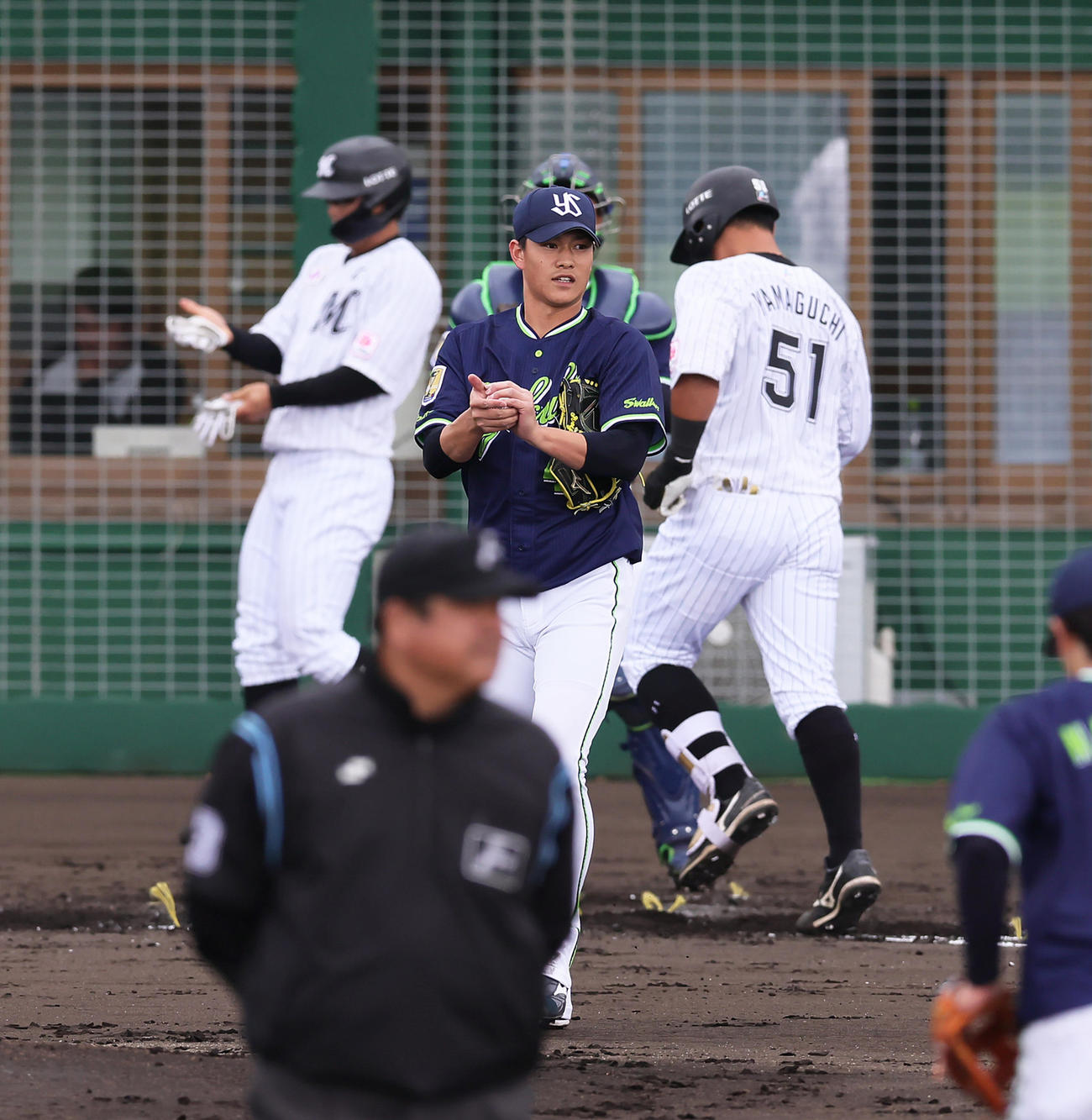 ロッテ対ヤクルト　3回裏ロッテ1死一塁、山口（右）に左中間へ2点本塁打を浴びた高橋（撮影・足立雅史）