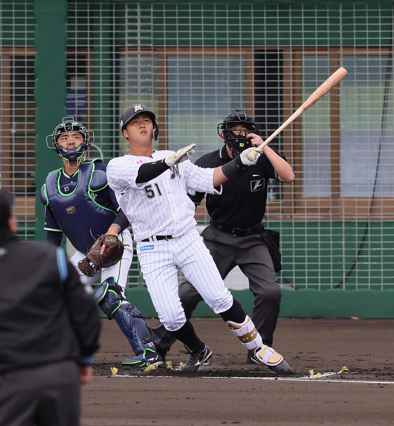 ロッテ対ヤクルト　1回裏ロッテ1死一塁、山口は左中間へ2点本塁打を放つ（撮影・足立雅史）