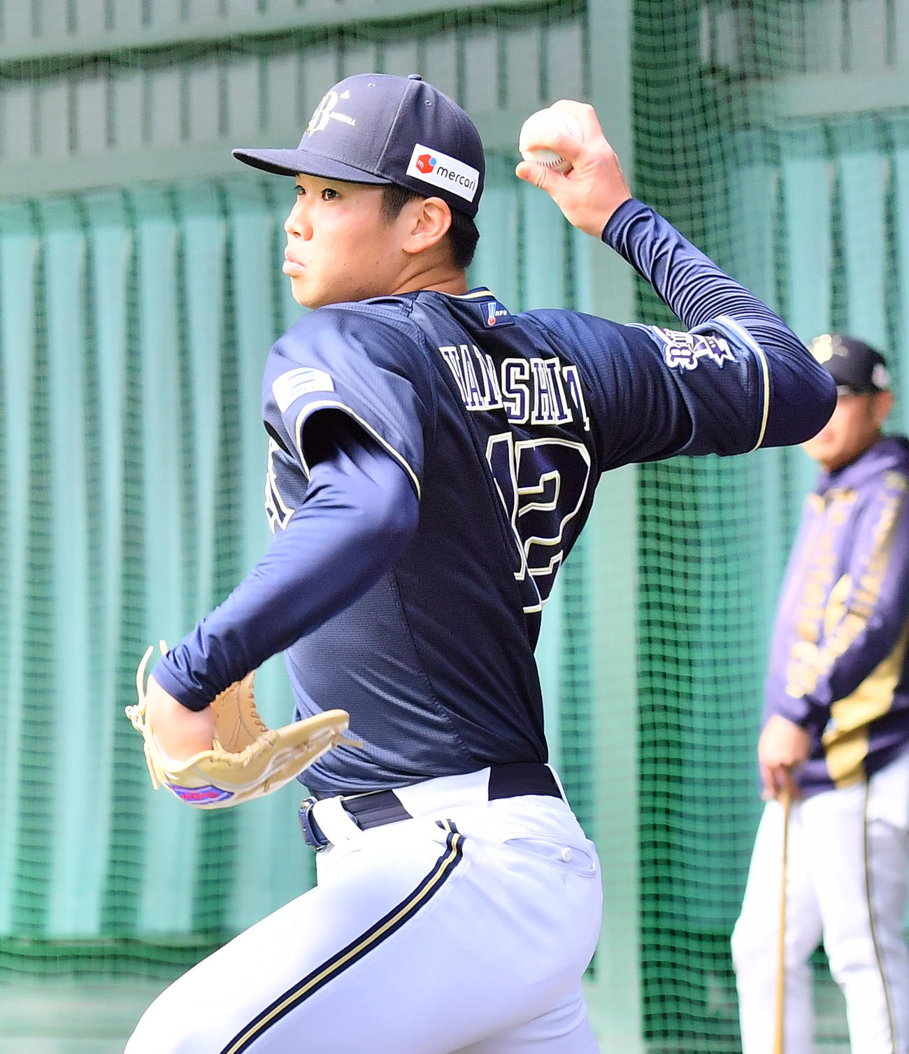 ブルペンで投げ込むオリックス山下（撮影・和賀正仁）