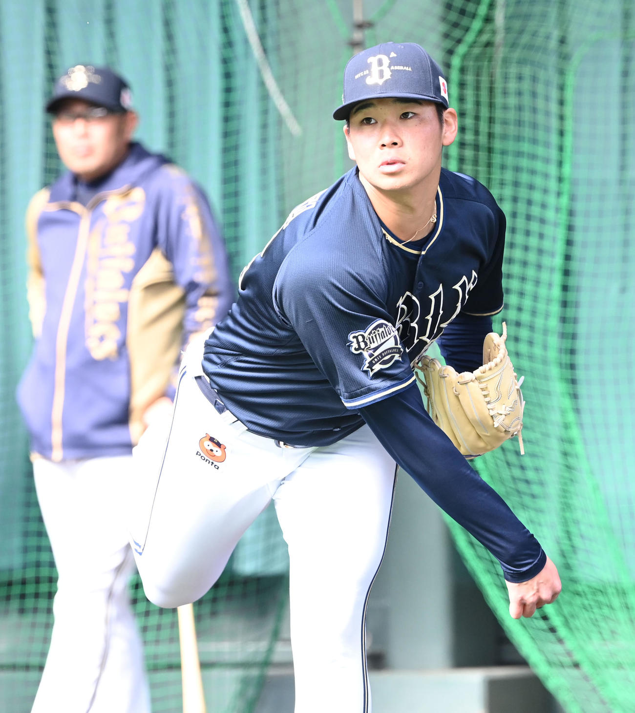 ブルペンで投げ込むオリックス山下（撮影・和賀正仁）