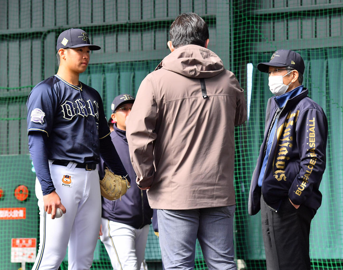 山田久志氏（右）、野茂英雄氏（手前）の指導を受けるオリックス山下（撮影・和賀正仁）