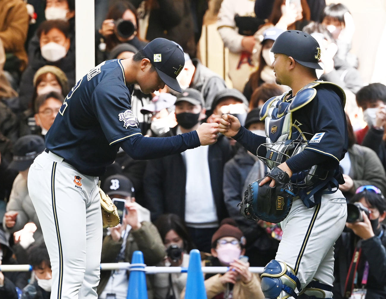 ブルペンでの投球を終え、森（右）とタッチするオリックス山下（撮影・和賀正仁）