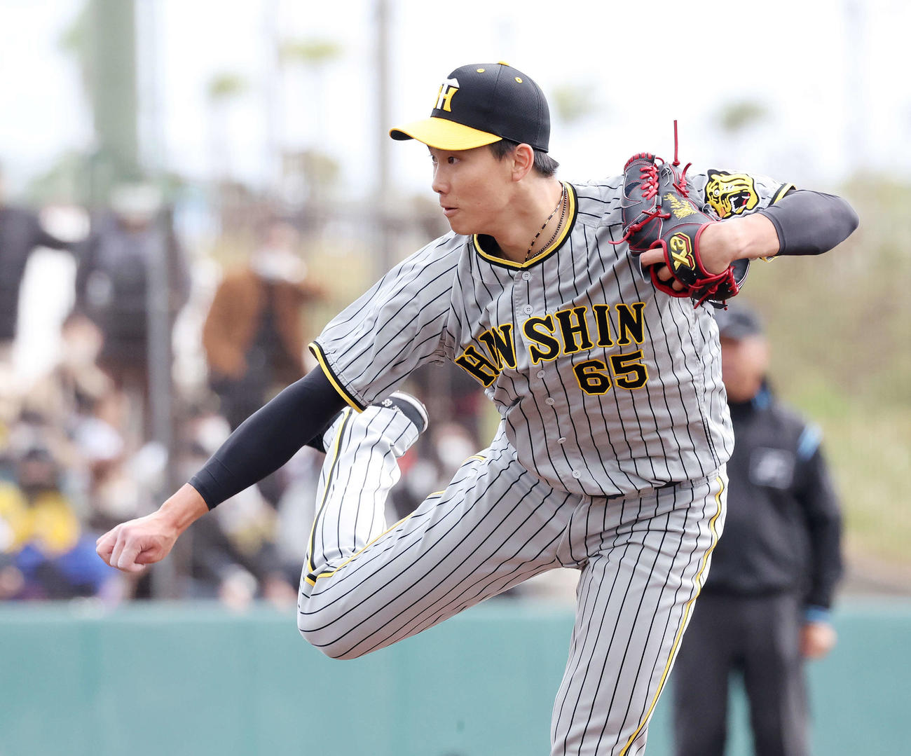 楽天対阪神　力投する阪神2番手の湯浅（撮影・鈴木正人）