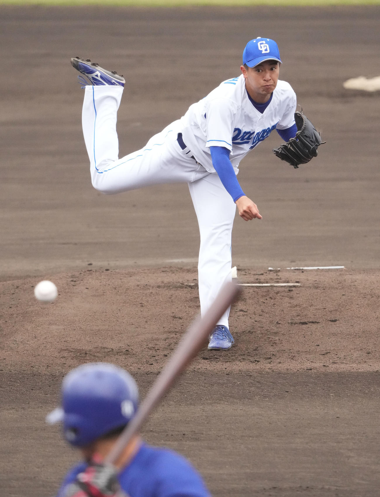沖縄電力戦に先発した中日仲地（撮影・森本幸一）
