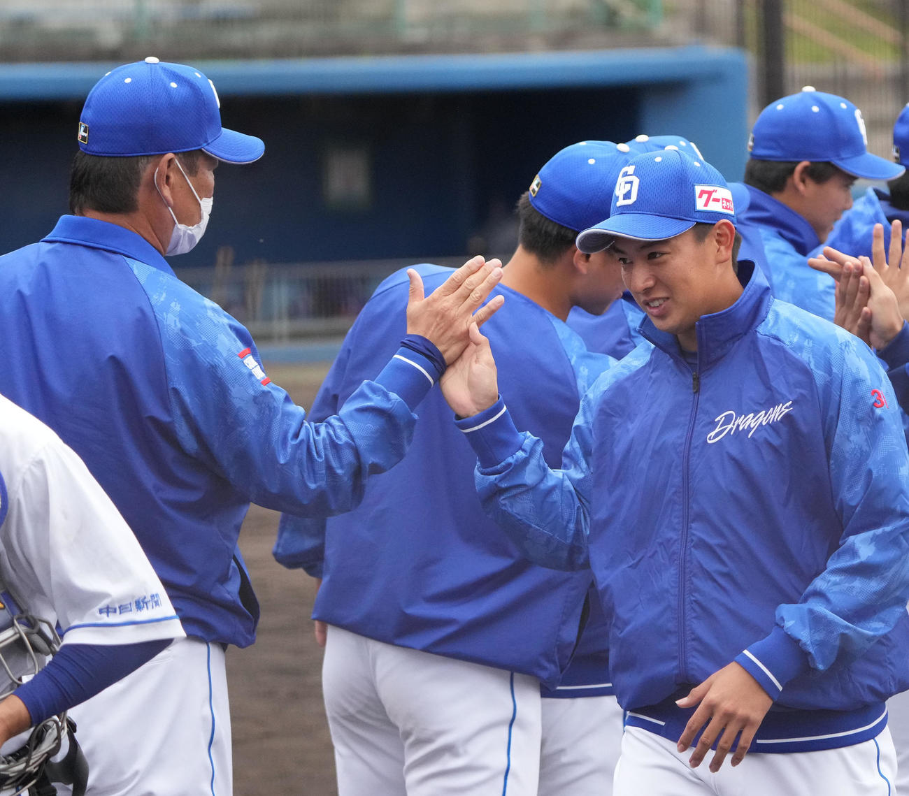 中日2軍練習試合　中日対沖縄電力　試合終了、片岡2軍監督とタッチを交わす仲地（右）（撮影・森本幸一）