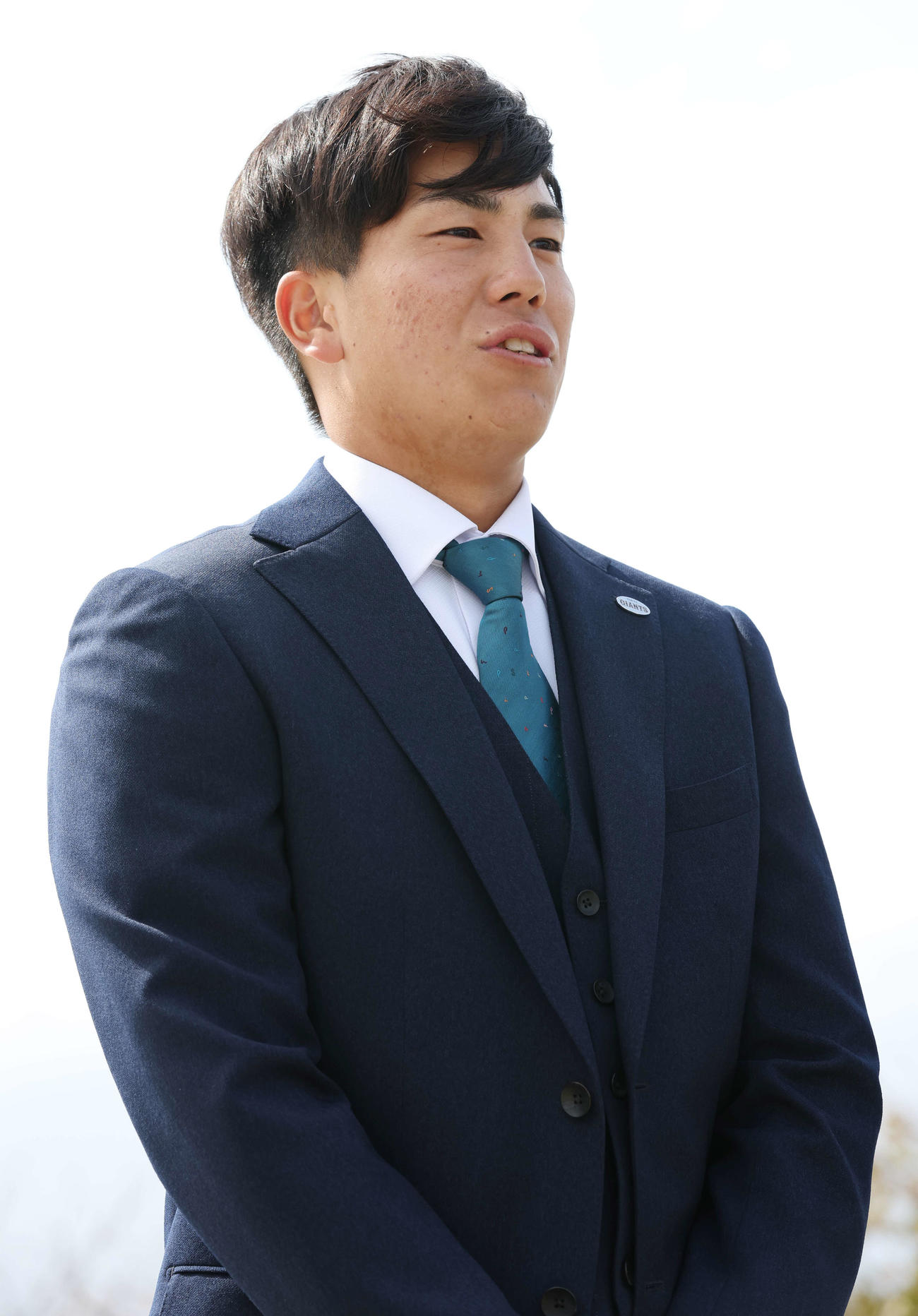 沖縄平和祈念公園を訪問し報道陣に応じる巨人門脇（撮影・宮地輝）