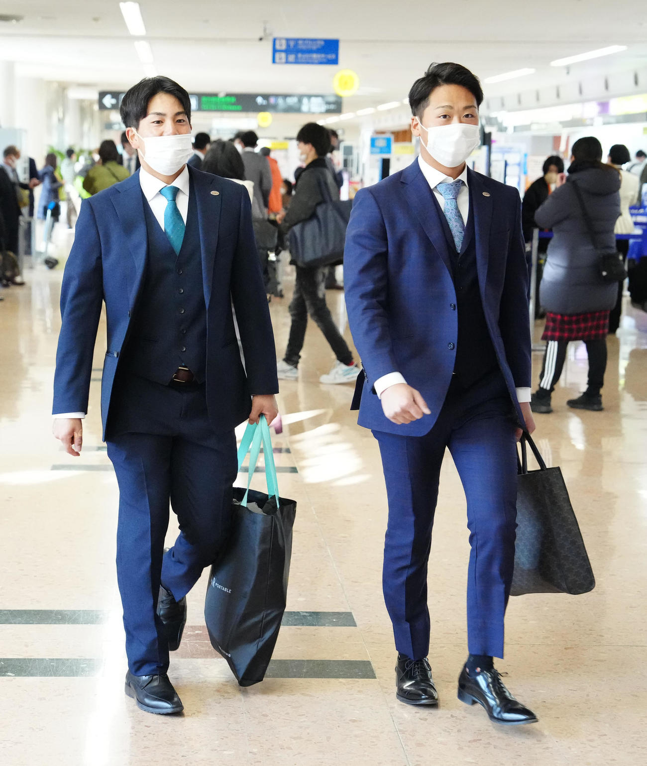 沖縄へ移動のため宮崎空港に到着した巨人門脇（左）と船迫（撮影・江口和貴）