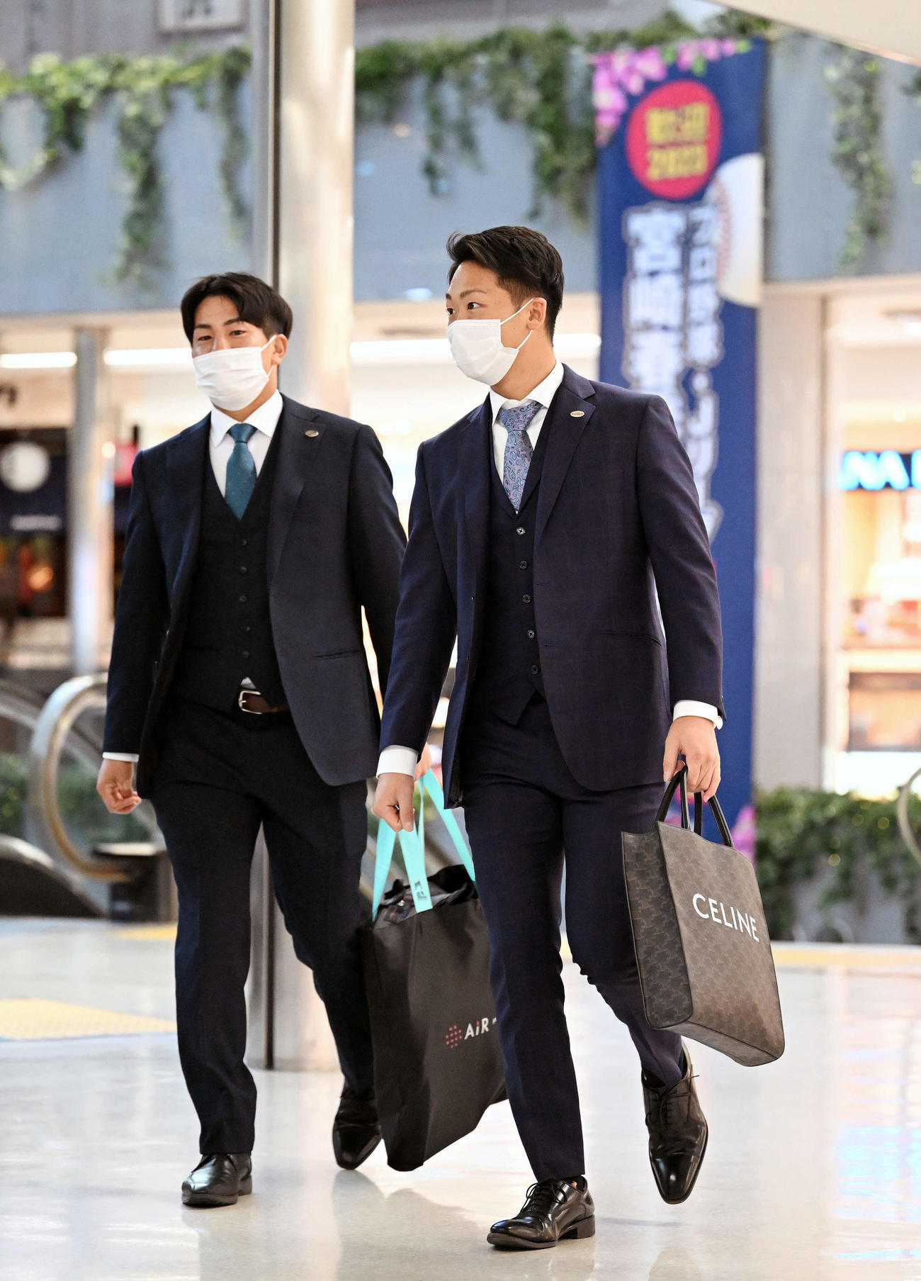 宮崎空港から那覇空港へ移動する巨人ドラフト4位門脇（左）と同5位船迫（撮影・滝沢徹郎）
