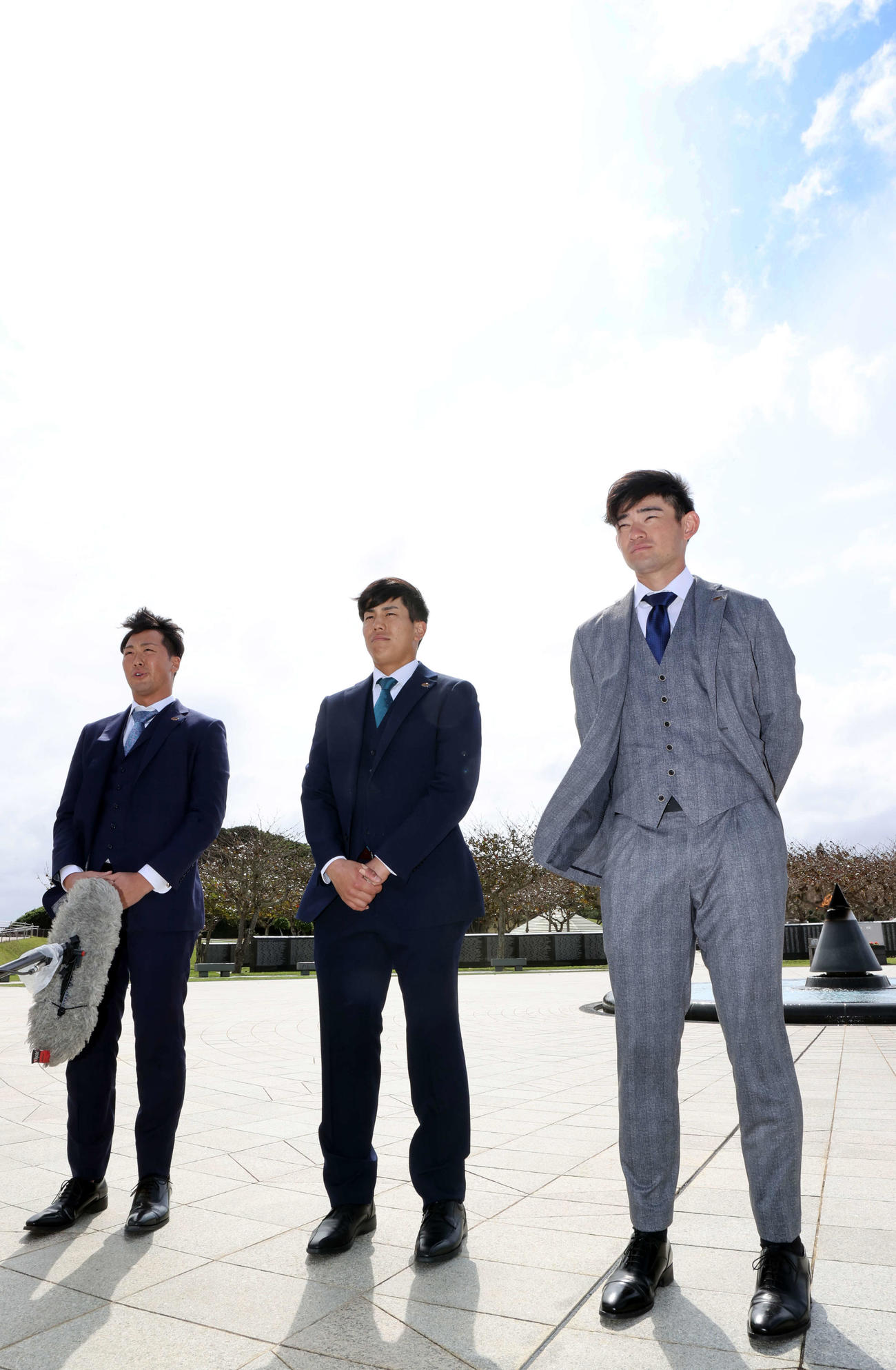 沖縄県営平和祈念公園を訪問した巨人の、左から船迫、門脇、萩尾は報道陣の質問に答える（撮影・浅見桂子）