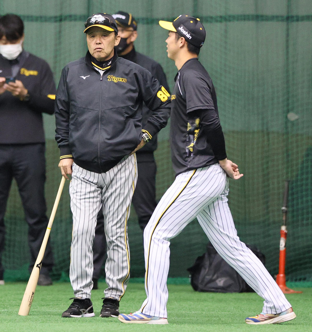 青柳（右）と話す阪神岡田監督（撮影・上山淳一）