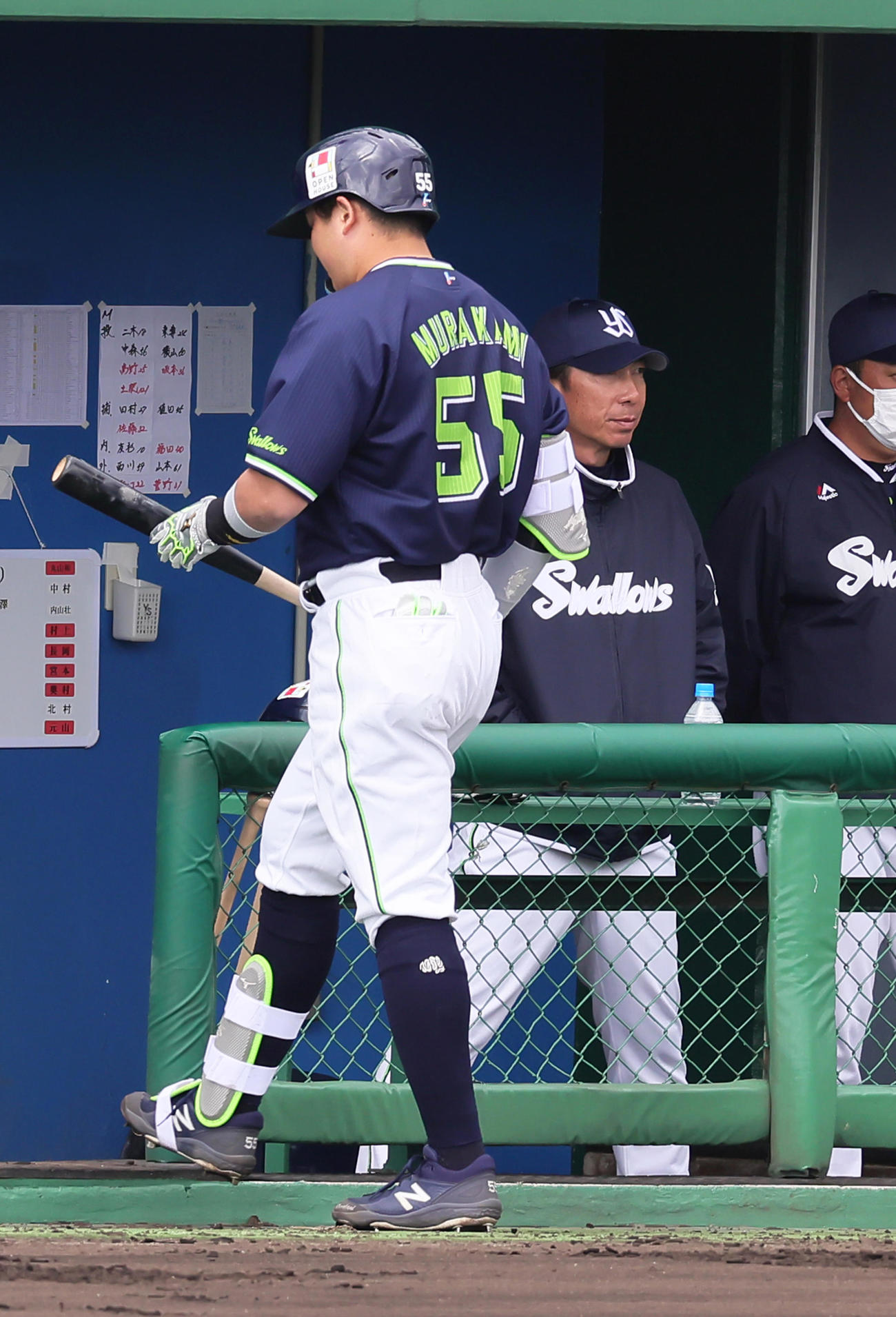ロッテ対ヤクルト　2回表ヤクルト無死、空振り三振に倒れた村上（左）。右は高津監督（撮影・足立雅史）