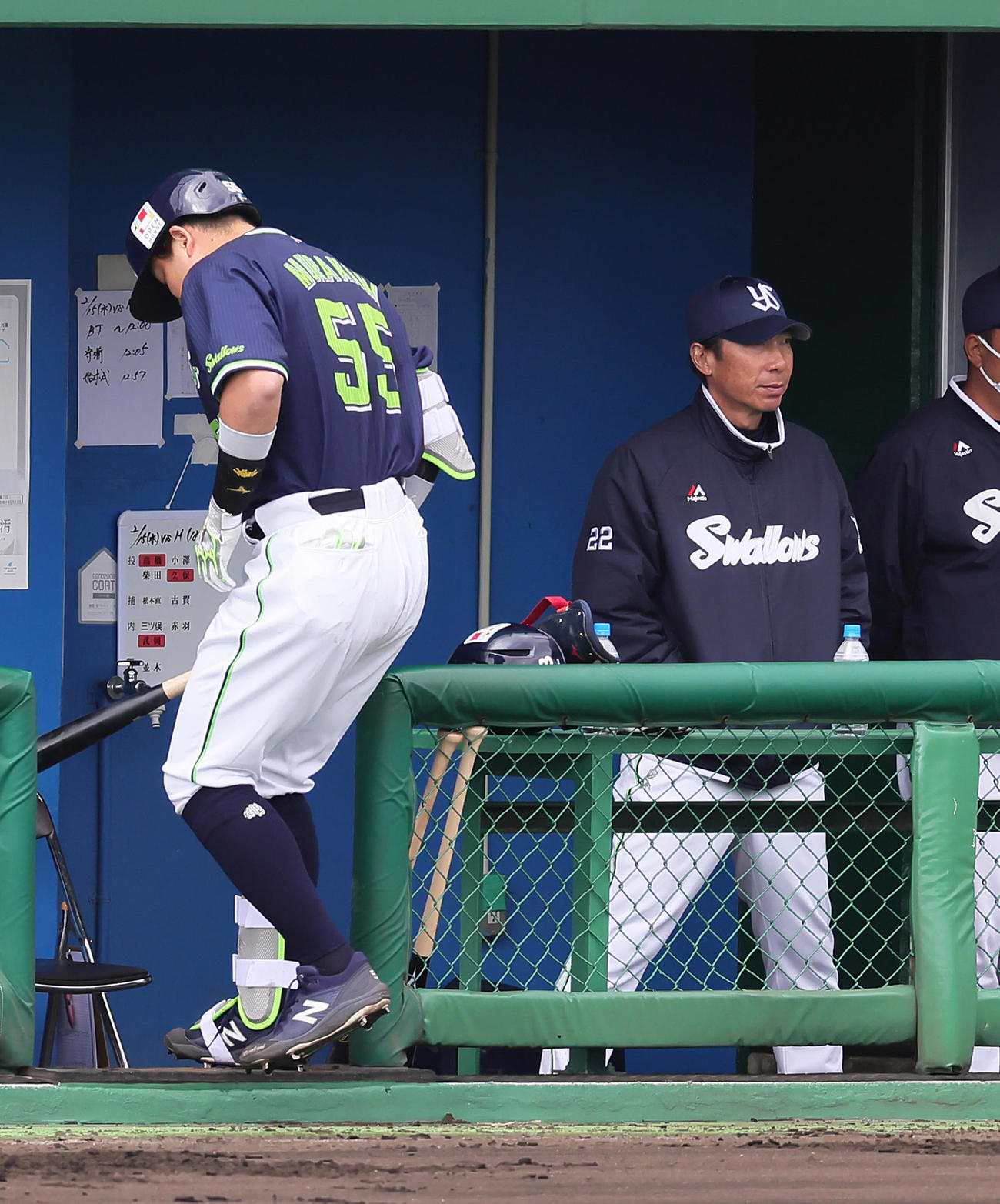ロッテ対ヤクルト　2回表ヤクルト無死、空振り三振に倒れた村上（左）。右は高津監督（撮影・足立雅史）