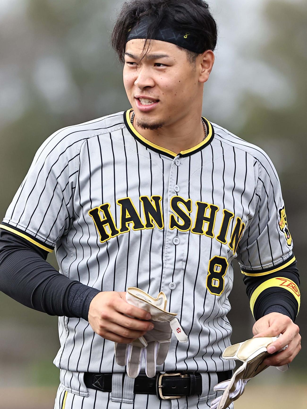 楽天対阪神　3回に適時打を放った佐藤輝は笑顔を見せる（撮影・上田博志）
