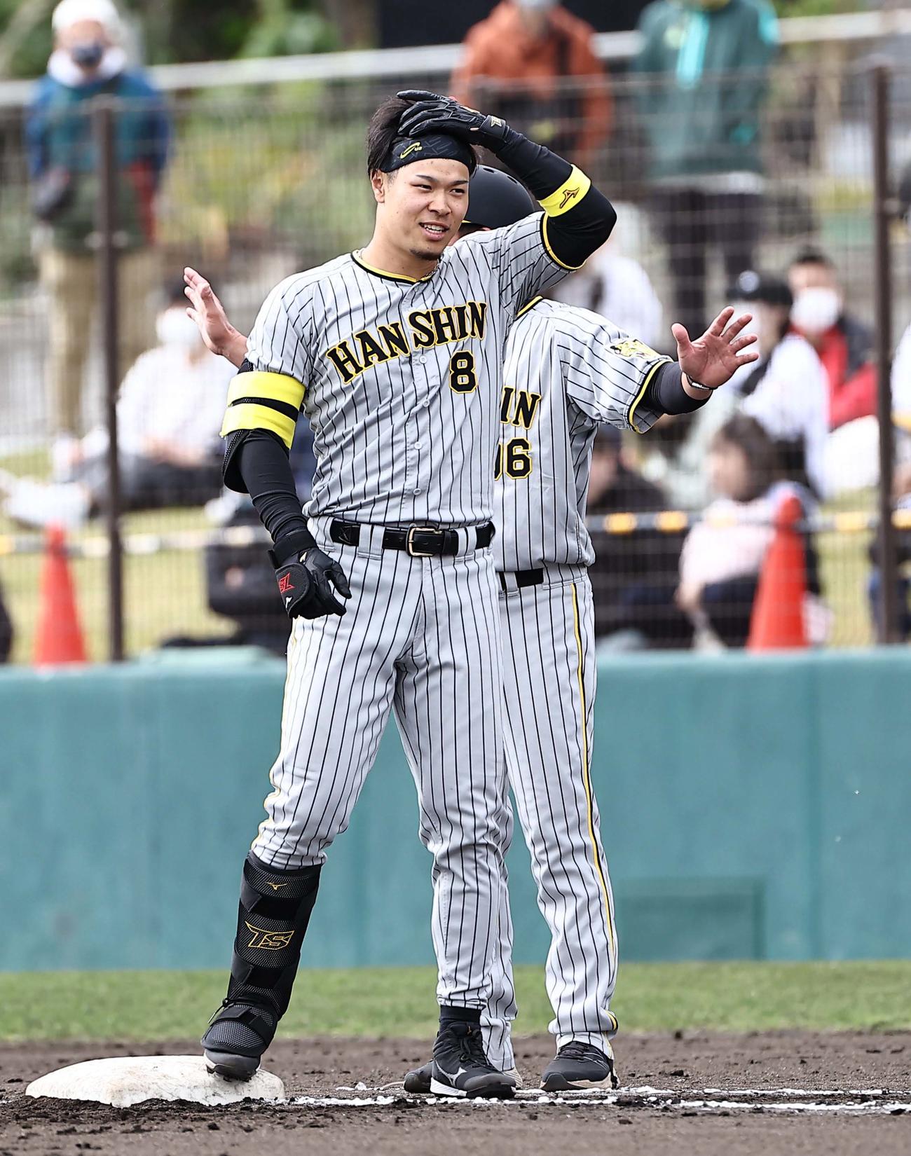 楽天対阪神　2回表阪神2死二、三塁、佐藤輝は中前2点適時打を放ち笑顔を見せる（撮影・上田博志）