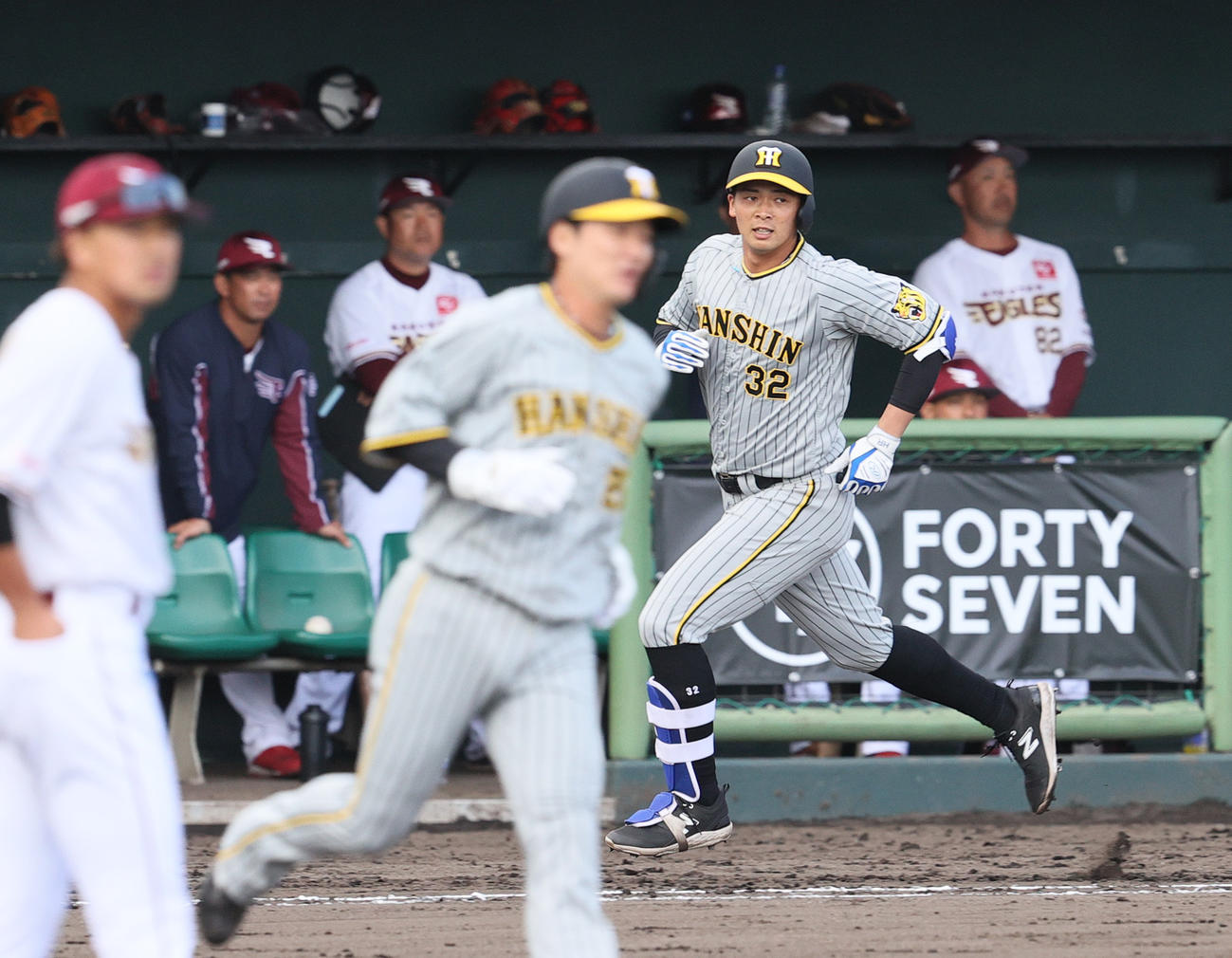 練習試合・楽天対阪神　7回表阪神1死一、二塁、代打井上（右から3人目）は左越え3点本塁打を放ちダイヤモンドを1周する（撮影・上山淳一）