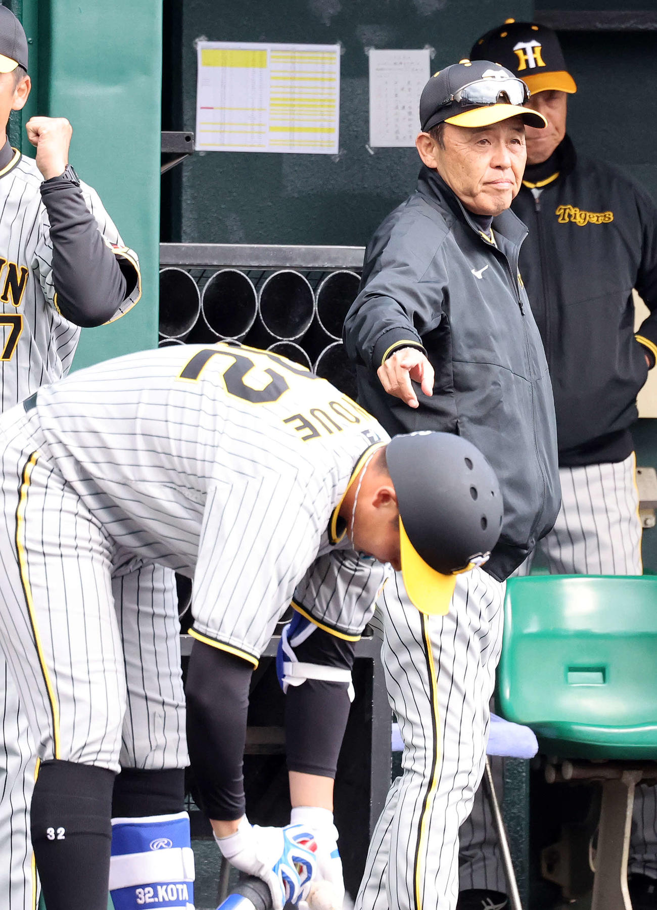 楽天対阪神　7回表、代打井上（左）を告げる阪神岡田監督（撮影・鈴木正人）
