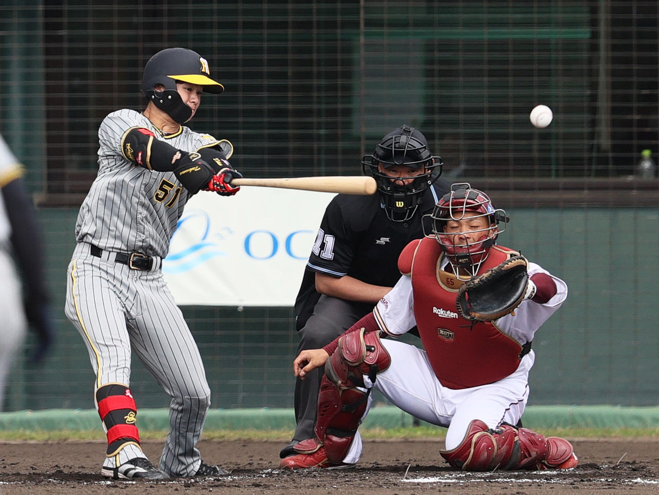 練習試合・楽天対阪神　3回表阪神1死一、二塁、中野は左前打を放つ（撮影・上山淳一）