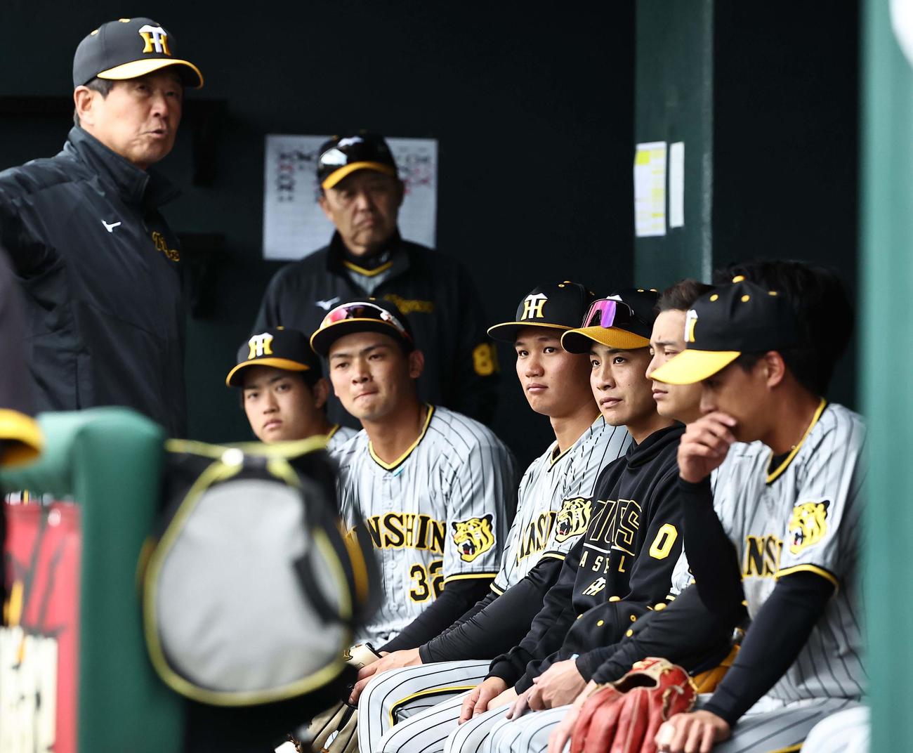 楽天対阪神　試合後、森下（右から4人目）ら阪神ナインは平田ヘッドコーチのはなしを聞く（撮影・上田博志）