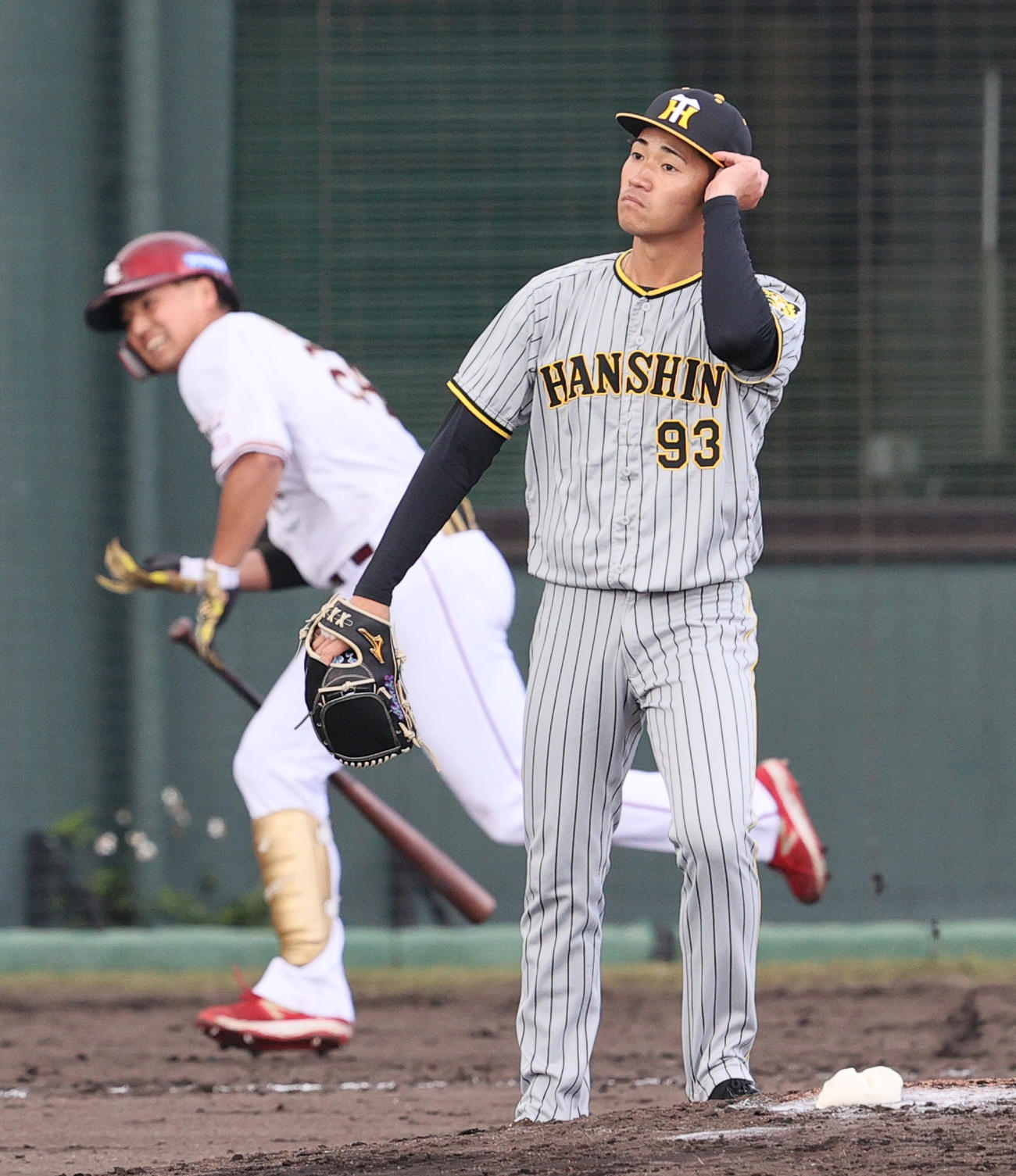 練習試合・楽天対阪神　5回裏楽天2死、岩田（手前）は黒川を右飛に仕留める（撮影・上山淳一）