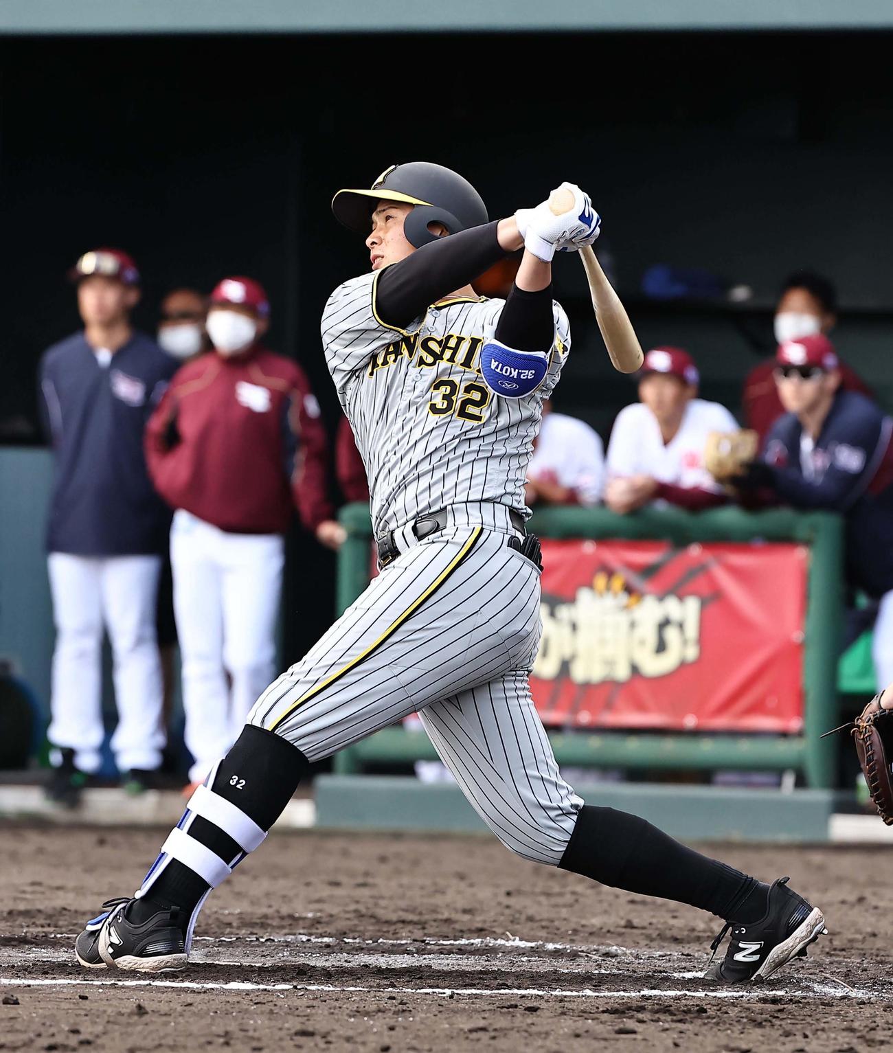楽天対阪神　7回表阪神1死一、二塁、井上は3点本塁打を放つ（撮影・上田博志）